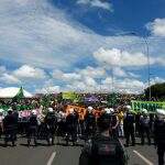 Militantes petistas e manifestantes pró-impeachment brigam no Planalto
