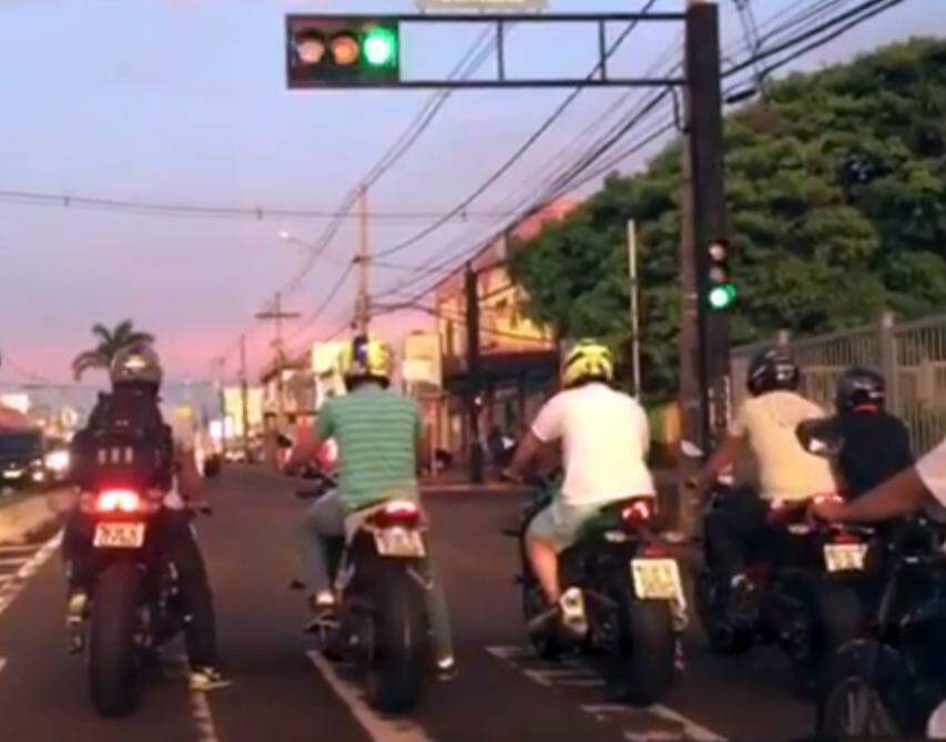 VÍDEO: ‘Racha’ entre motociclistas é flagrado em via movimentada da Capital
