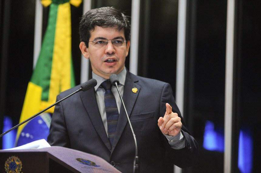 Senador sugere que Dilma decida continuidade do governo em referendo