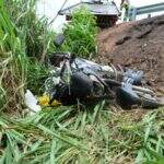 Idoso morre ao perder controle de motocicleta e cair em barranco na BR-163