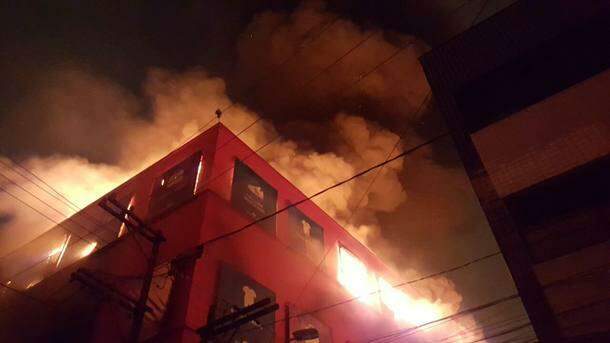 Incêndio atinge shopping em São Paulo