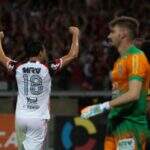Flamengo vence, rebaixa o América e reacende sonho de título