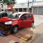 Carro derruba placa de sinalização e quase atinge pedestres na Rui Barbosa