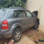 Trio bate carro furtado em muro de residência tentando fugir de policiais