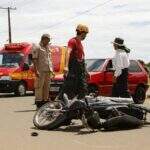 Motorista se assusta e foge após atropelar motociclista