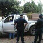 Dupla foge, troca tiros com a polícia e é presa com caminhonete roubada