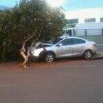 Motorista ‘some’ e abandona carro batido em árvore na Fernando Corrêa