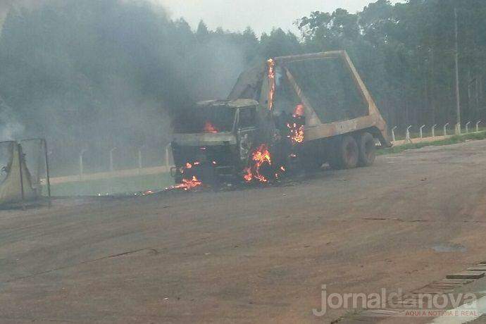 Caminhão carregado com couro pega fogo e assusta funcionários