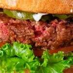 Hambúrguer 100% vegetal que ‘sangra’ será lançado por empresa financiada por Bill Gates