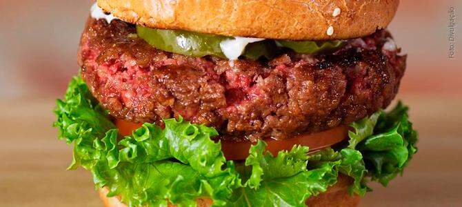 Hambúrguer 100% vegetal que ‘sangra’ será lançado por empresa financiada por Bill Gates