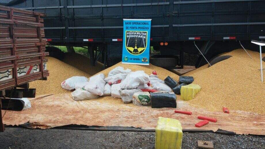 Polícia encontra mais de 1 tonelada de droga misturada a milho em carreta