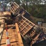 VÍDEO: carreta com 100 toneladas de cana cai em rio de MS