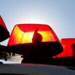 Motorista foge de cerco policial e capota veículo roubado em rodovia