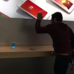 VÍDEO: homem entra em loja e esmaga iPhones com bola de aço