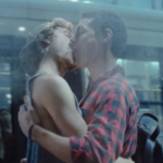Budweiser muda escrita e exibe beijo gay em comercial de cerveja