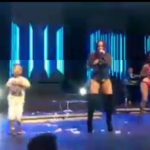 Após viralizar com imitação de Anitta, Arthurzinho sobe no palco da cantora
