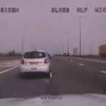 VIDEO: Mãe desmaia ao volante com bebê no carro e policial para veículo