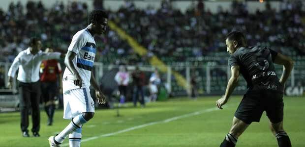 Figueirense empata sem gols com o Grêmio e se complica no Brasileiro