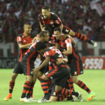 Flamengo vence clássico polêmico e pressiona líder Palmeiras