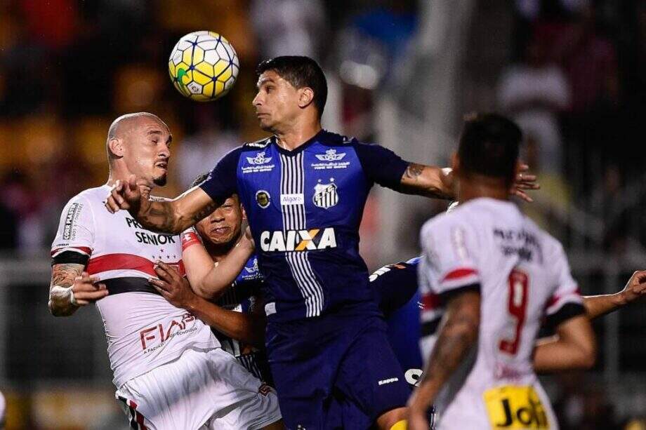 Santos bate o São Paulo com gol relâmpago de Copete no Pacaembu