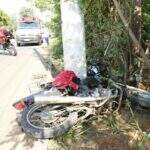 Motociclista fica em estado grave após colidir em poste em alta velocidade