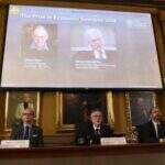 Dupla leva Nobel de Economia por ‘teoria de contratos’