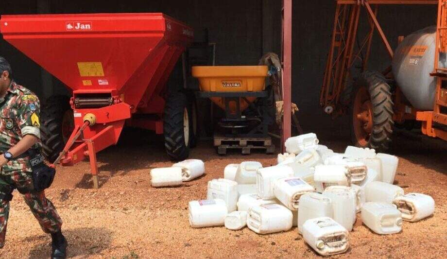 Fazendeiro é multado em R$ 5,4 mil por deixar embalagens de agrotóxicos expostas