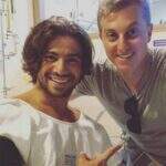 Luciano Huck visita Mariano após acidente no ‘Saltibum’ e elogia cantor