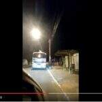 VÍDEO: jovens ‘surfam’ em ônibus e pedem para ser filmados em Campo Grande