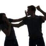 ‘Ciúme doentio’: homem vai preso após enforcar e chutar a esposa