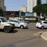 Colisão entre carro, táxi e caminhão deixa uma pessoa ferida em Campo Grande