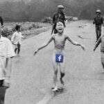 Facebook volta atrás após censurar foto histórica de vietnamita
