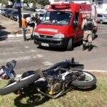 Motociclista fica em estado grave após colidir na traseira de caminhão