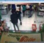 Vídeo: Durante assalto a supermercado, assaltantes efetuam disparos e clientes fogem