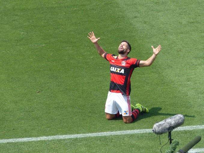 Flamengo vence Figueirense por 2 x 0 e encosta no Palmeiras na Série A