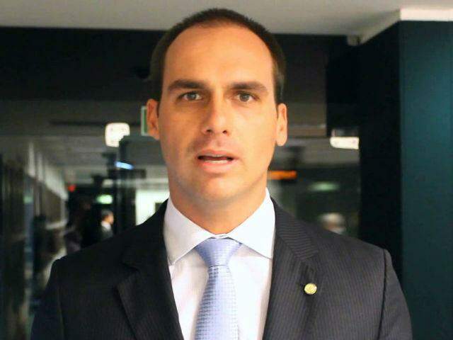 Filho de Bolsonaro visita policiais presos por acusação de chacina