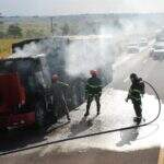 Carreta fica parcialmente destruída ao pegar fogo em rodovia
