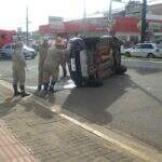 Motorista fura o sinal vermelho e capota veículo na Zahran após batida