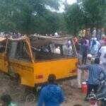 Sete crianças morrem e 20 ficam gravemente feridas após ônibus escolar cair em canal