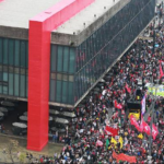 Multidão se reúne na Paulista em protesto contra governo Temer