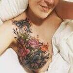 Mulher tatua seio após vencer câncer de mama e foto viraliza nas redes