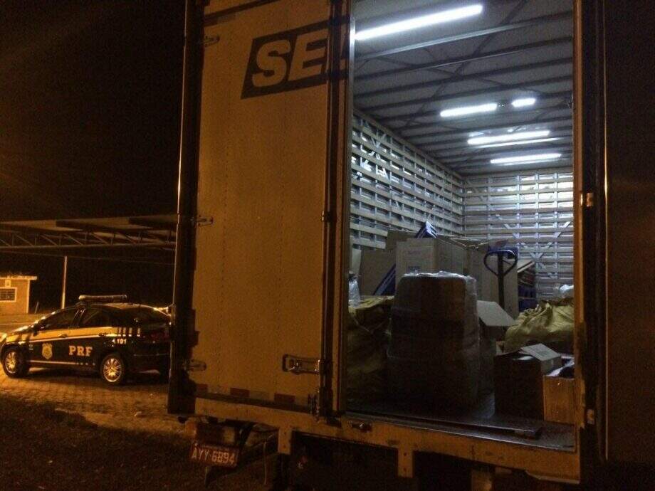 PRF apreende R$ 1 milhão em mercadorias contrabandeadas em caminhão dos Correios