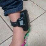 Menor é apreendida ao usar tornozeleira de detenta que queria ver marido traficante