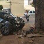 Condutora perde controle de veículo e colide em árvore na Maracaju