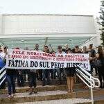 Moradores de Fátima do Sul fazem protesto em frente ao TRE pedindo cassação de prefeita