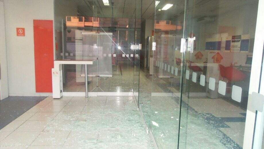 Agência bancária tem portas quebradas durante a madrugada na Capital