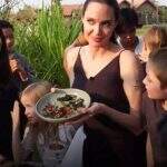Angelina Jolie cozinha escorpiões para os filhos na TV