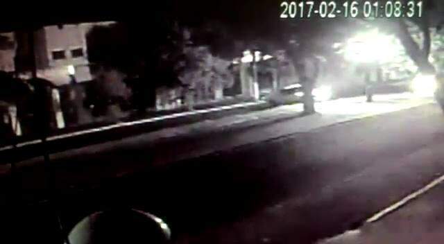 Vídeo: camionete colide contra árvore e passageiro é arremessado para fora de veículo