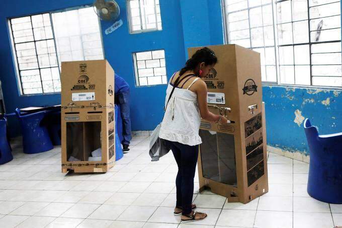 Equador: Lasso e Arauz disputarão segundo turno da eleição presidencial