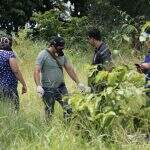 Família de homem encontrado morto em terreno baldio reconhece roupas e botina